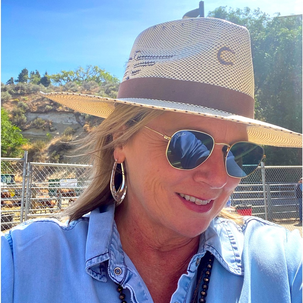 Meet your Posher, Cari